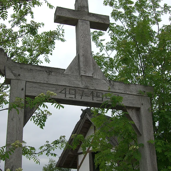 Zugangstor zur Rekonstruktion einer christlichen Kapelle aus der Zeit um 600 nach Christus