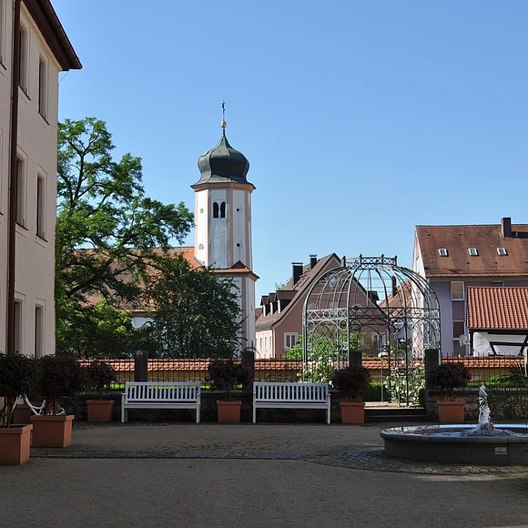 Der Schlosshof mit Springbrunnen
