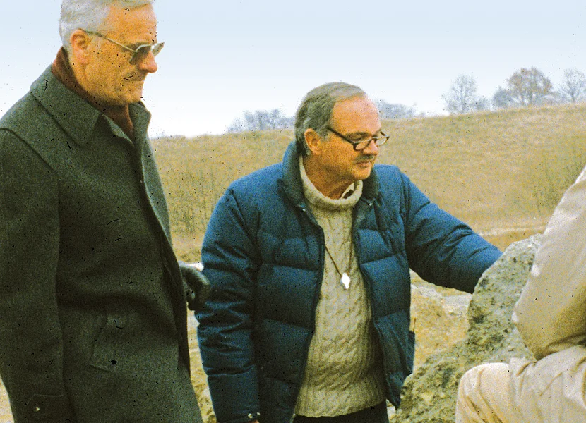 Eugene Shoemaker, co-discoverer of the Ries Impact Crater Zwei Männer betrachten einen großen Felsbrocken.
