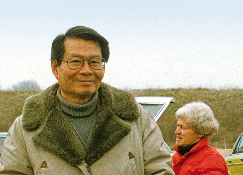 Edward Chao, co-discoverer of the Ries Impact Crater Das Bild zeigt einen Mann mit pelzbesetzten Parka. Im Hintergrund ist eine Person mit roter Jacke zu sehen.