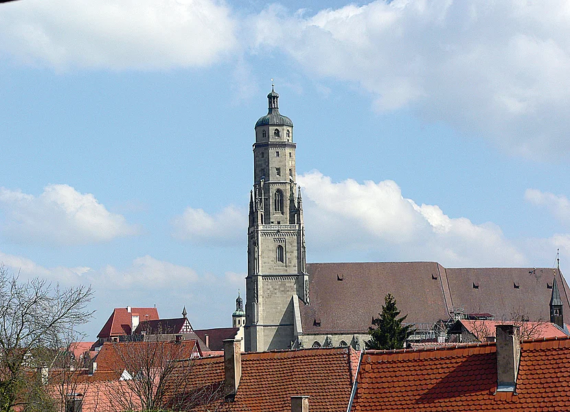 Über den Dächern erhebt sich das Dach und der Kirchturm der St.-Georgs-Kirche Nördlingen.