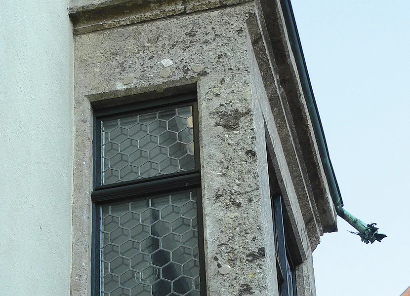 Der rechteckige Erker eines Hauses ist aus dem Gestein Suevit gefertigt.