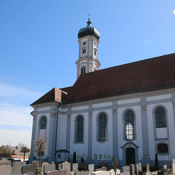 Blick auf die Pfarrkirche St. Peter und den Friedhof
