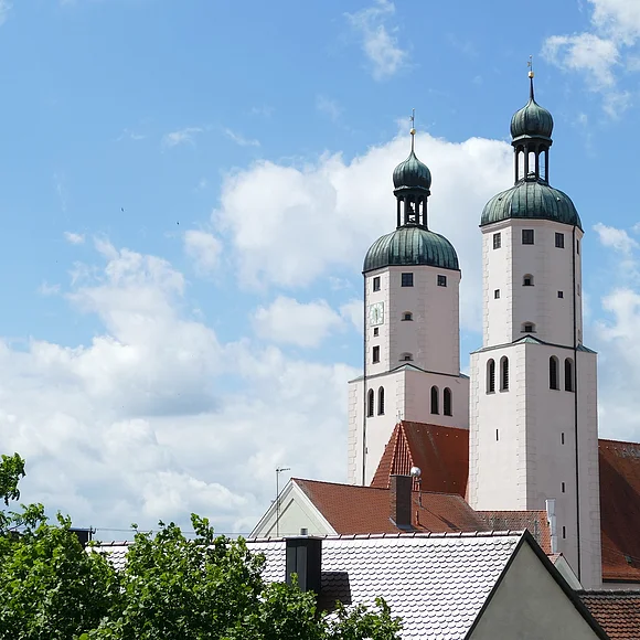 Stadtpfarrkirche St. Emmeram Blick auf die Türme der Stadtpfarrkirche mit weiß blauem Himmel