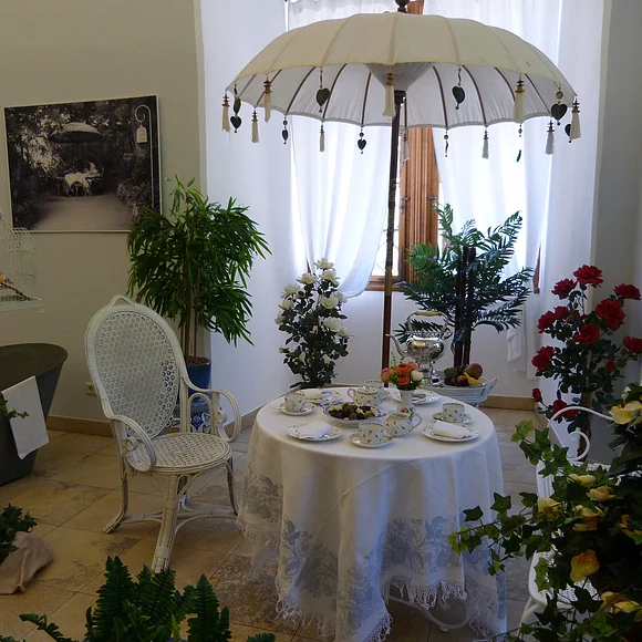 Ein gedeckter Kaffeetisch im Schlossmuseum im Residenzschloss Oettingen