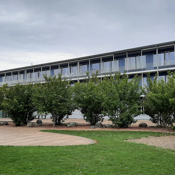 Seitliche Frontseite der Grund- und Mittelschule Oettingen mit Eingang auf der linken Seite.