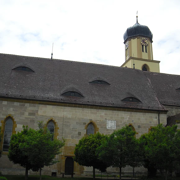 Blick auf die teilweise hinter Bäumen verborgende Pfarrkirche St. Peter und Paul