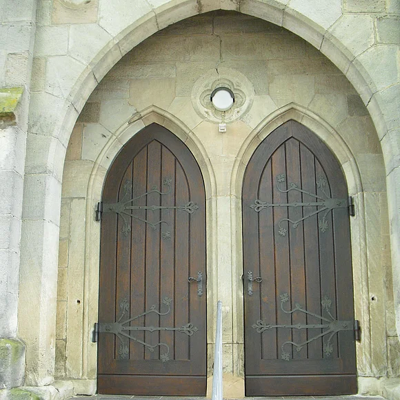Eingangstüren der Pfarrkirche St. Peter und Paul