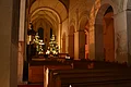 Ehemalige Klosterkirche Auhausen: Blick auf Altar und Hochchor in weihnachtlicher Stimmung