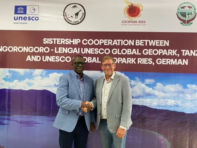 Zwei UNESCO-Geoparks – zwei Kraterwelten Auf dem Bild sieht man den Leiter der Ngorongoro Conservation Area Authority und Landrat Stefan Rößle nach erfolgter Unterzeichnung der Kooperationsvereinbarung in Arusha