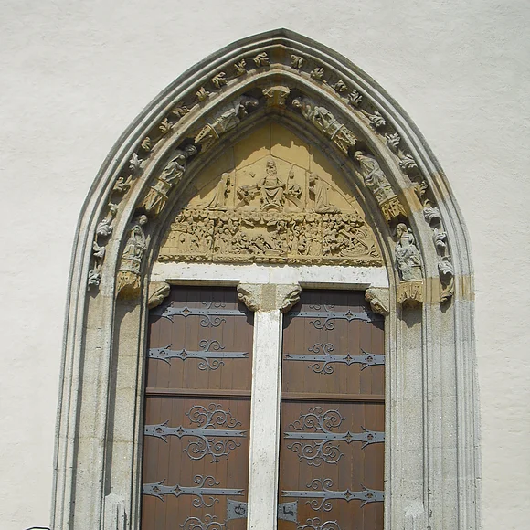 Blick auf das Hauptportal mit seinen zwei hölzernen Türen