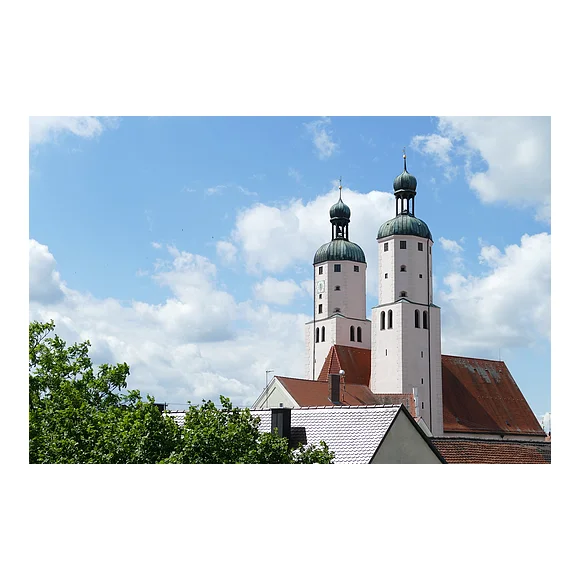 Blick auf die Türme der Stadtpfarrkirche mit weiß blauem Himmel