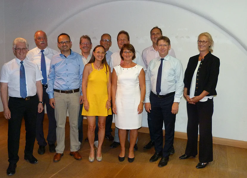 Gruppenbild bei der Vereinsgründung des Geopark Ries mit Günther Zwerger, Heike Burkhardt, Stefan Rößle und Bürgermeistern der Landkreise.