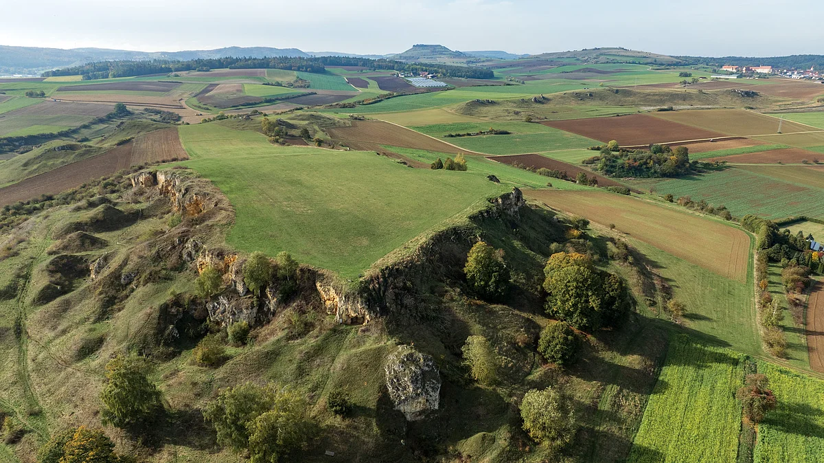 Zu sehen ist im Vordergrund der Goldberg und am Horizont der Rieskraterrand mit dem charakteristischen Zeugenberg Ipf.