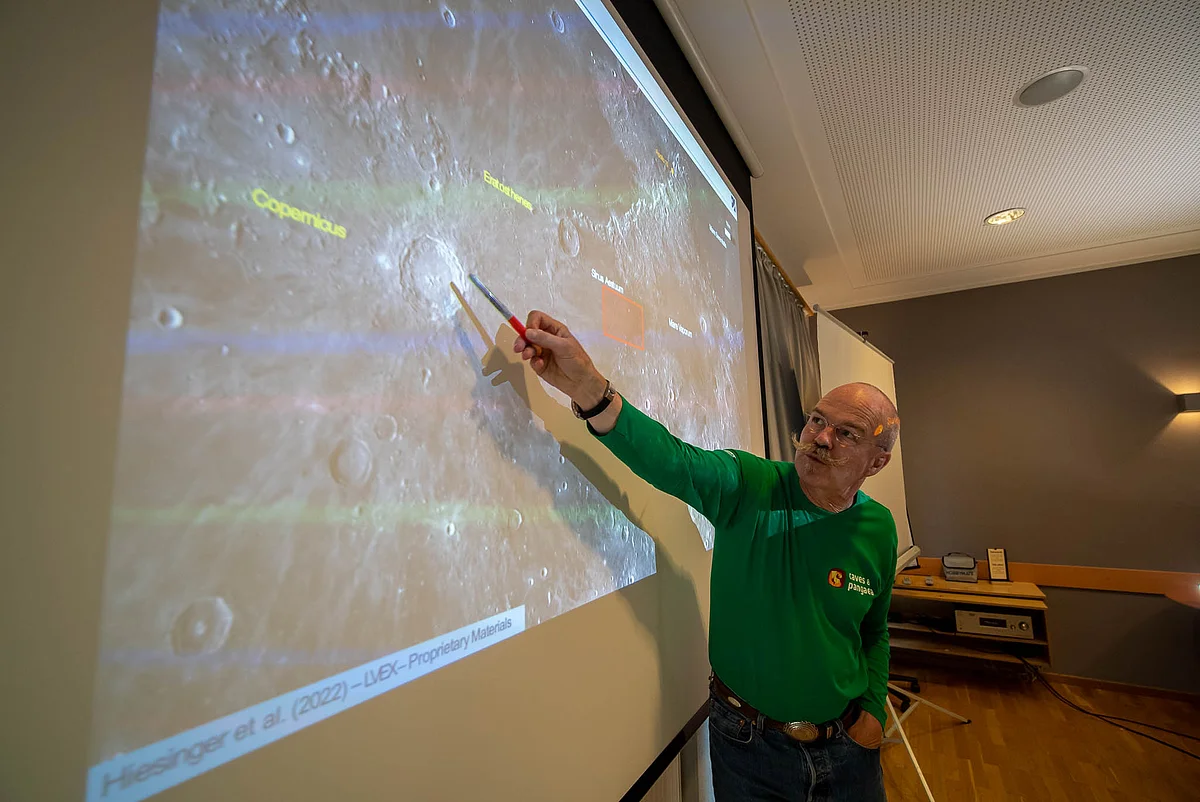 Mann mit grünem Pullover (Prof. Dr. Harald Hiesinger) an einer großen Flatscreen bei der Schulung von ESA-Astronauten