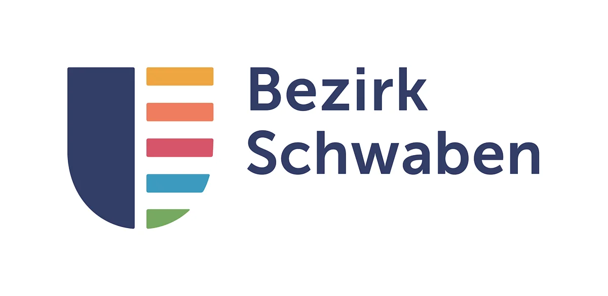 Gefördert durch Bezirk Schwaben Schriftzug "Bezirk Schwaben" mit mehrfarbigem Logo in Wappenform.