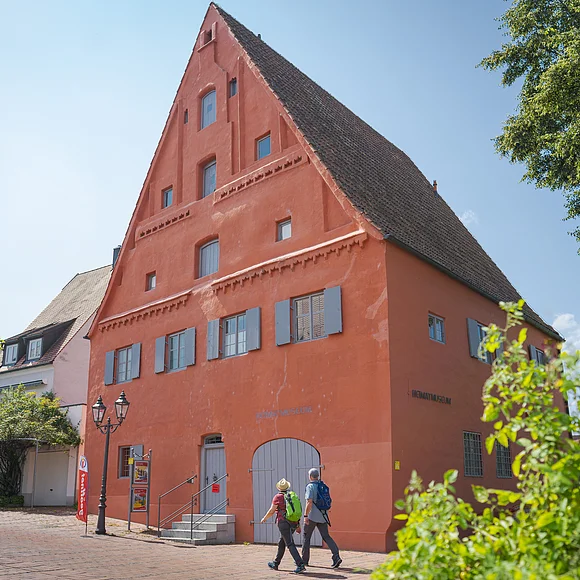 Das Heimatmuseum, das in einem alten roten Haus unterbracht ist