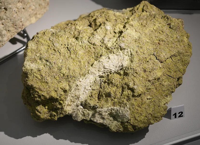 Zu sehen ist ein Stück stark alterierter Suevit aus der Sandgrube "Am Limberg" bei Unterwilflingen.